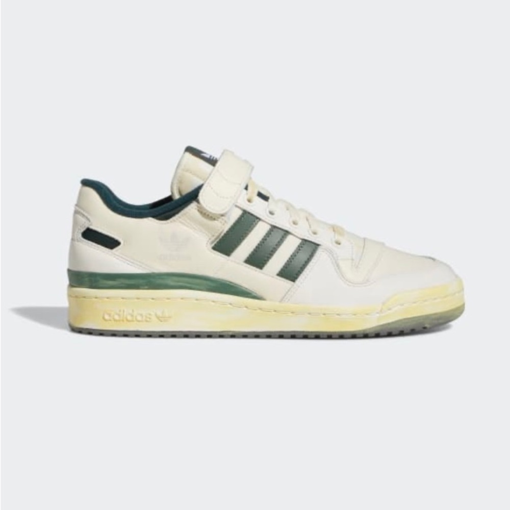 Adidas FORUM SHOES WITH A
WELL-LOVED LOOK. MADE
IN PART WITH RECYCLED
CONTENT.